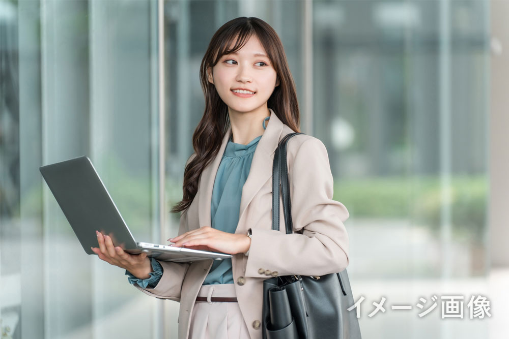 パソコンを持つ女性