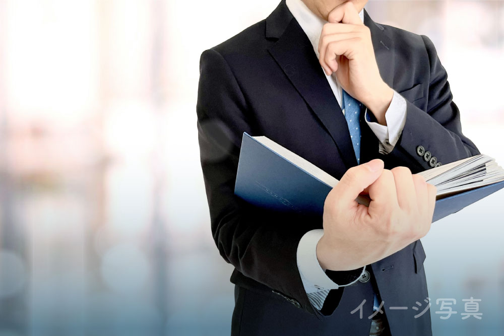 本を開くビジネスマン